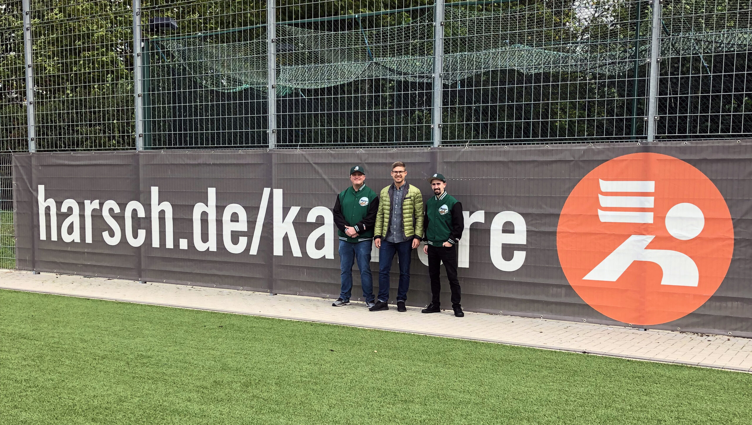 Gruppenfoto vor einem Sponsoren-Banner