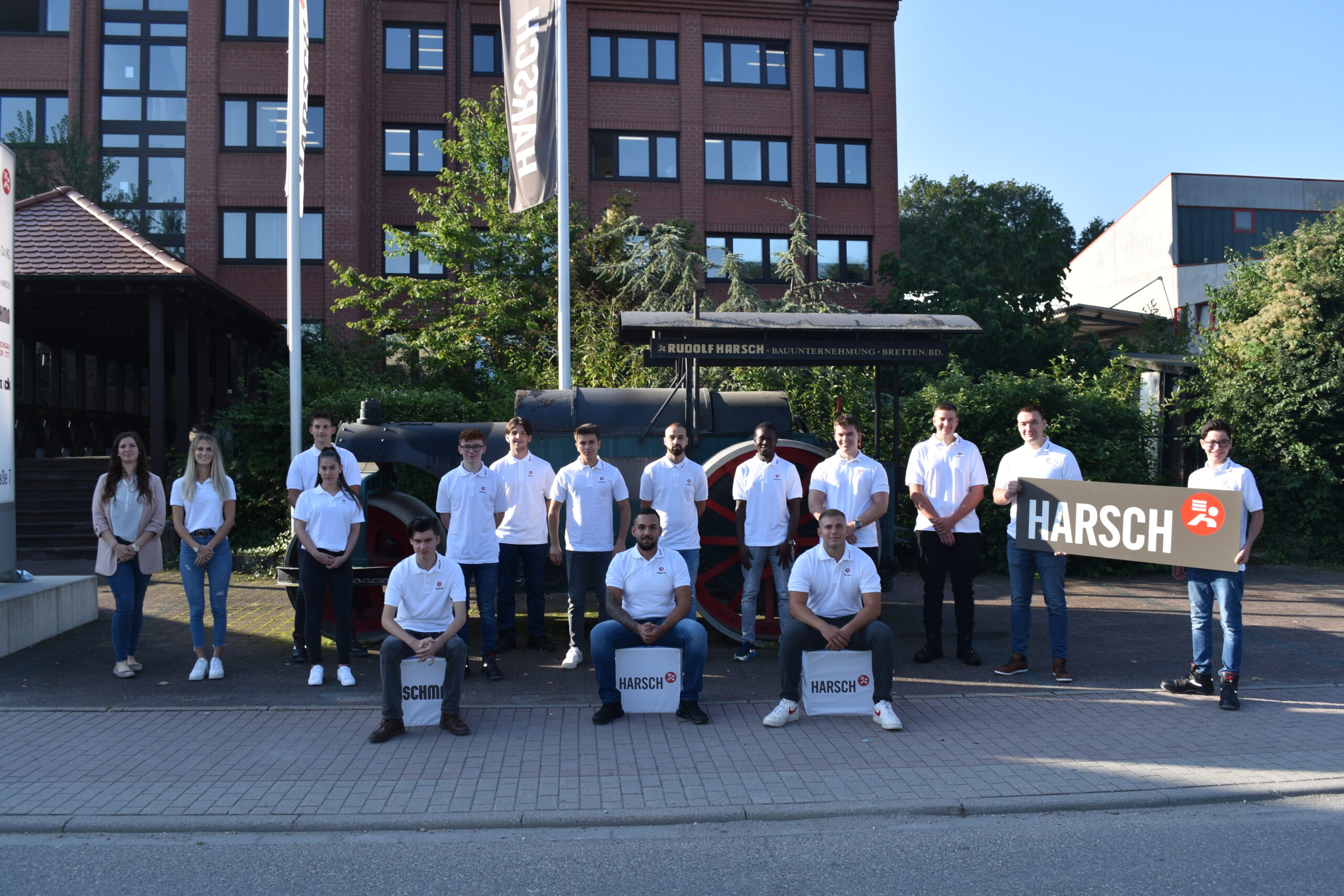 Gruppenfoto vor einem Firmengebäude beim Ausbildungsstart