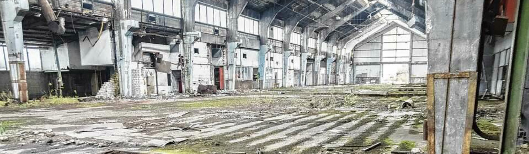 Industriehalle im Abbruch‑ oder Rückbauzustand