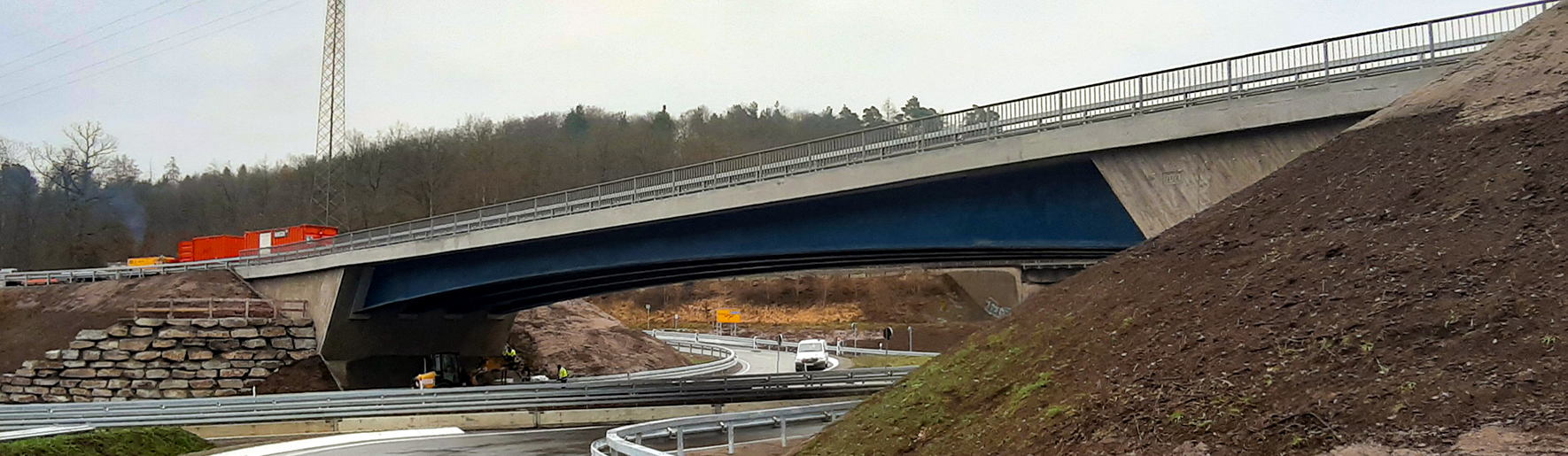 Straßenunterführung mit Betonbrücke