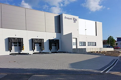 Enayati, Aussenanalagen